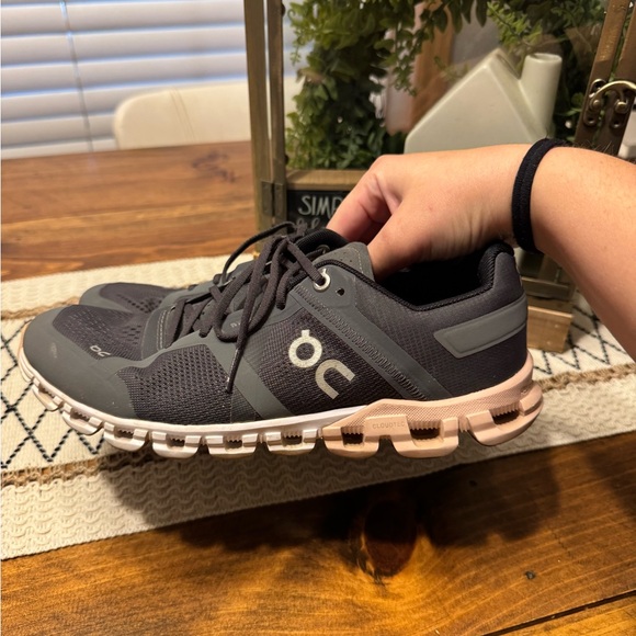 On Women’s Cloud X Tennis shoes/sneakers - Picture 4 of 8